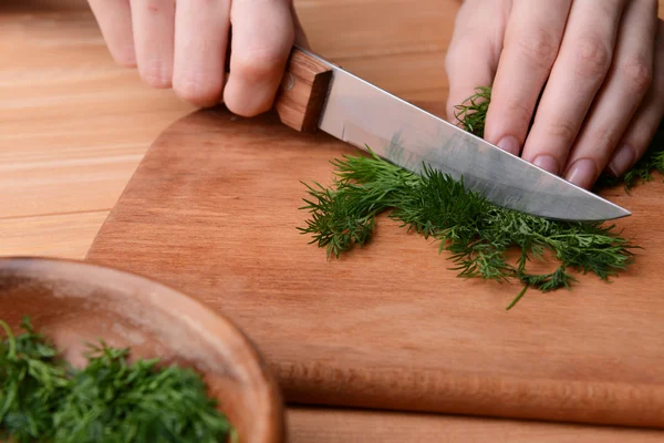 Dill picado na placa de madeira close-up — Fotografia de Stock