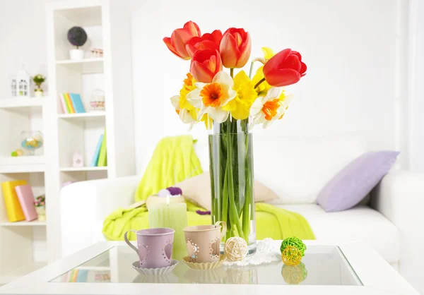 Hermosas flores de primavera en jarrón en el fondo interior del hogar —  Fotos de Stock