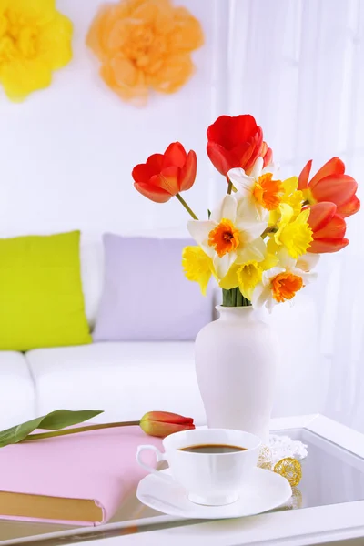 Mooie lente bloemen in vaas op home interieur achtergrond — Stockfoto