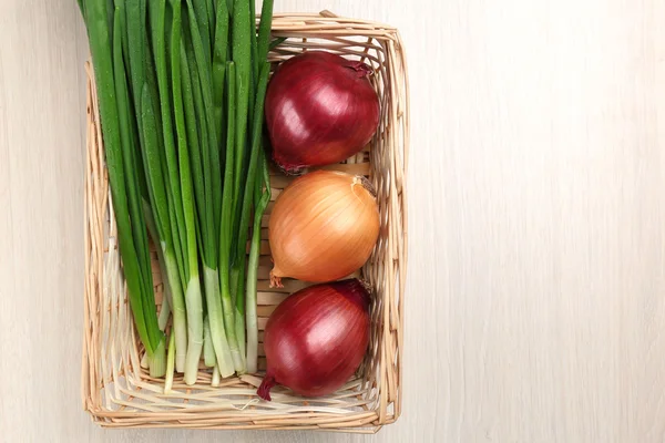 Different raw onion on wooden background — Stock Photo, Image