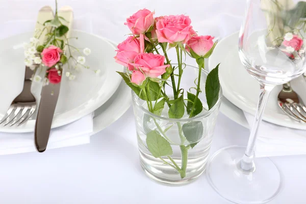 Ajuste de mesa con flores de primavera de cerca —  Fotos de Stock