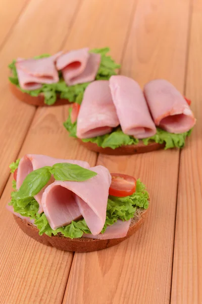 Marul ve jambonlu lezzetli sandviçler. — Stok fotoğraf