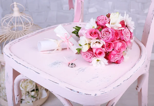 在木椅上的美丽婚礼花束 — 图库照片