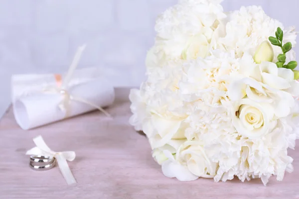 Hermoso ramo de boda sobre fondo de pared gris — Foto de Stock