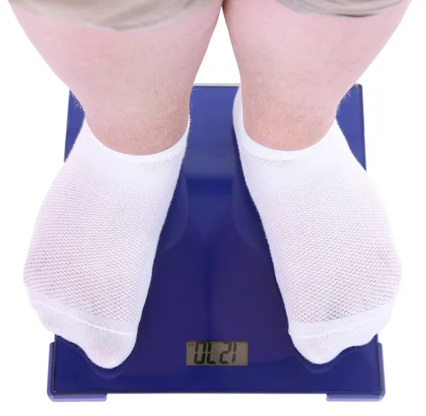 Tlustý muž, stojící na elektronické váhy. konceptuální fotografie úbytku hmotnosti. izolované na bílém — Stock fotografie