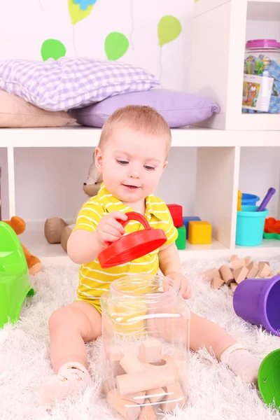 Bambino con giocattolo in legno — Foto Stock