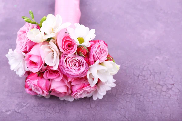 Beautiful wedding bouquet on wooden background — Stock Photo, Image