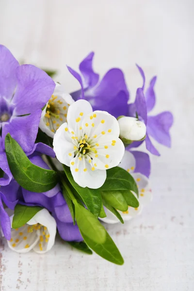 Beautiful bouquet with periwinkle flowers on wooden table — Stock Photo, Image