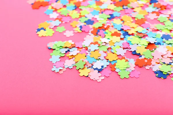 Confetti op roze achtergrond — Stockfoto