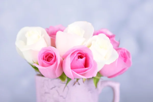 Vackra rosor i cup på ljus bakgrund — Stockfoto