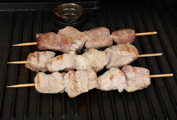 Kebab de porco na grelha de perto — Fotografia de Stock