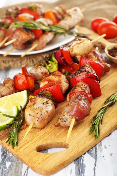 Kebab de porco na mesa de madeira close-up — Fotografia de Stock