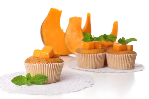 Muffin di zucca saporiti, isolati su bianco — Foto Stock