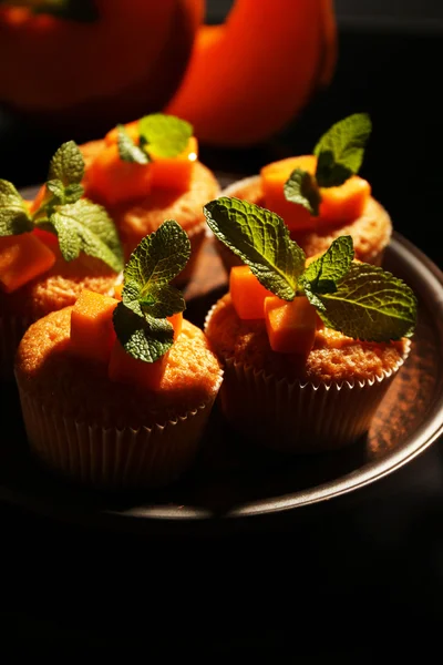 Muffins de abóbora saborosos no fundo escuro — Fotografia de Stock