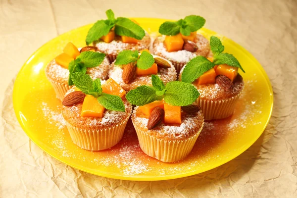 Muffins de abóbora saborosos em papel marrom — Fotografia de Stock