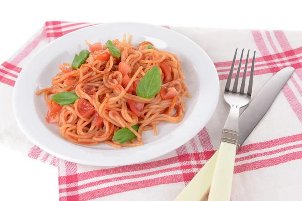 Pasta con salsa de tomate en el plato en primer plano de la mesa — Foto de Stock