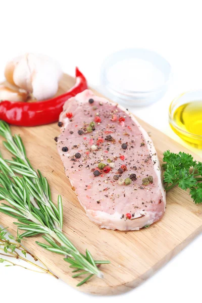 Çiğ et steak bitki ve baharat üzerine beyaz izole kesme tahtası üzerinde — Stok fotoğraf