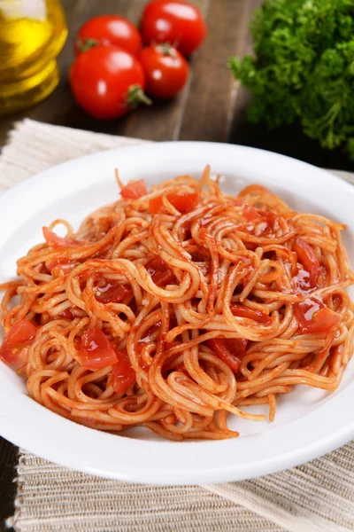 Pasta con salsa di pomodoro in tavola primo piano — Foto Stock