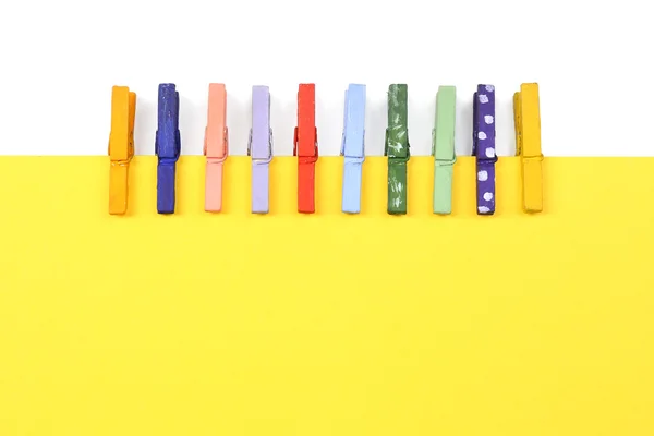 Renkli ahşap pimleri ve kağıt ile arka plan — Stok fotoğraf