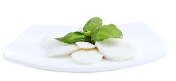 Gustosa mozzarella con basilico su piatto isolato su bianco — Foto Stock