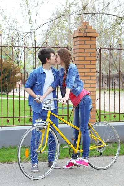 Jeune couple avec vélo à l'extérieur — Photo