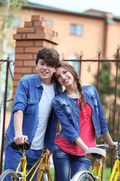 Jeune couple avec des vélos à l'extérieur — Photo