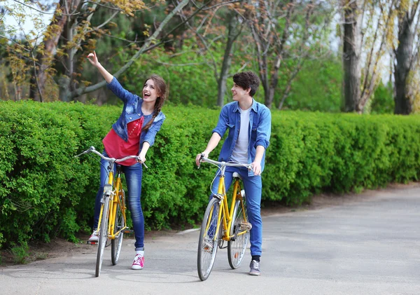 Bisiklet park ile genç bir çift — Stok fotoğraf