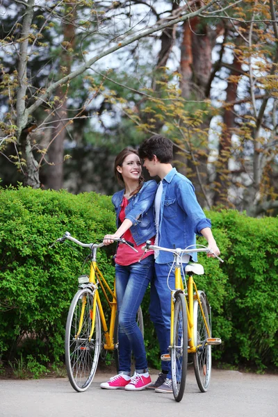 Jovem casal com bicicletas no parque — Fotografia de Stock