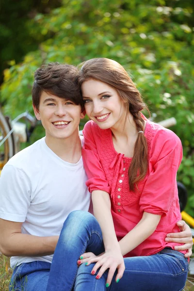 Unga paret sitter i park — Stockfoto