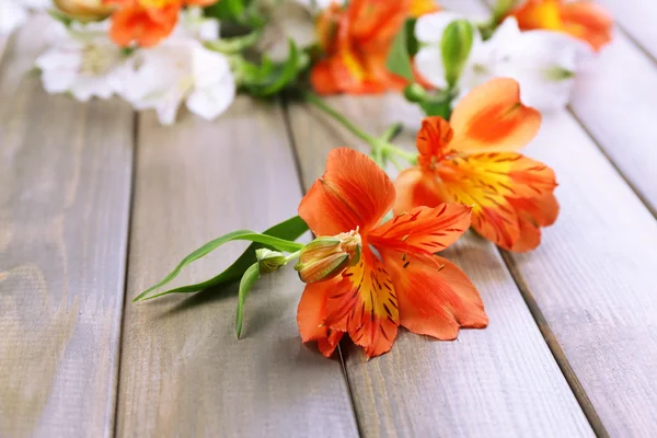 Hermosas flores de Alstroemeria sobre mesa de madera —  Fotos de Stock