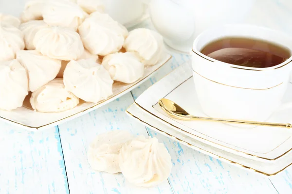 Taza de té con merengues en primer plano de la mesa — Foto de Stock
