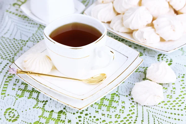 テーブルのクローズ アップのメレンゲとお茶のカップ — ストック写真