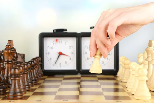 Mujer jugando ajedrez, de cerca — Foto de Stock