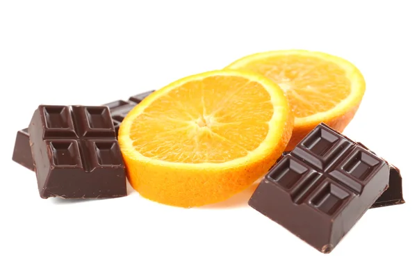 Chocolat et orange isolés sur blanc — Photo