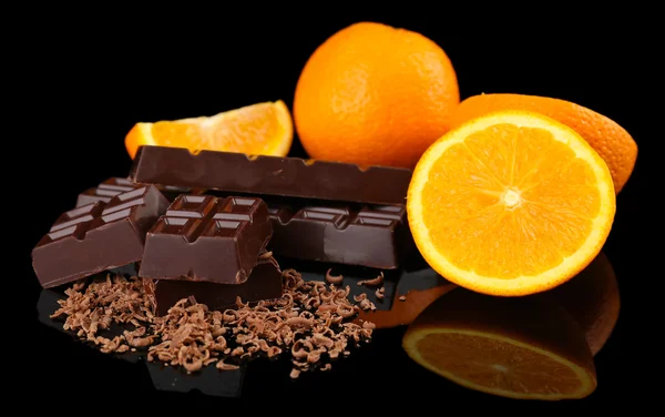 Czekolada i pomarańcza na czarnym tle — Zdjęcie stockowe