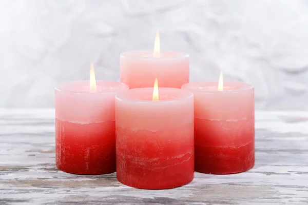 Hermosas velas en la mesa sobre fondo gris — Foto de Stock