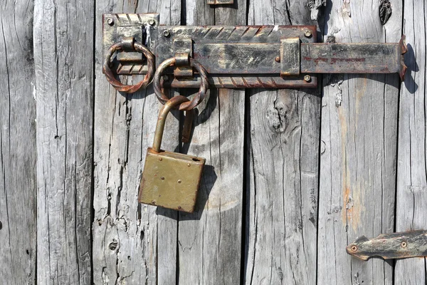 Porta in legno con grande serratura — Foto Stock