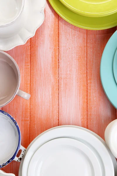 Louça diferente na mesa de madeira — Fotografia de Stock