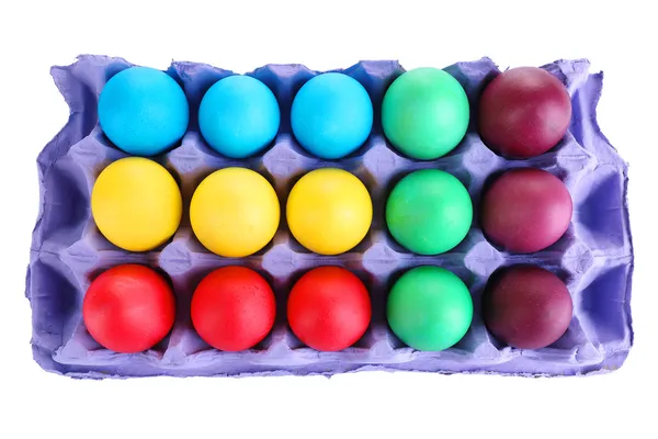 Ovos de Páscoa coloridos em bandeja isolados em branco — Fotografia de Stock