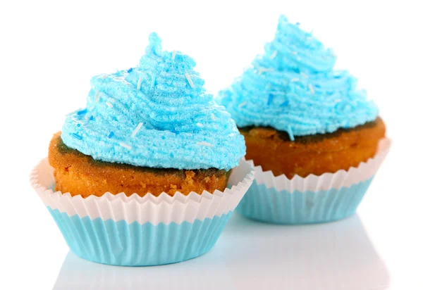 Sabrosos pasteles de taza con crema, aislados en blanco — Foto de Stock