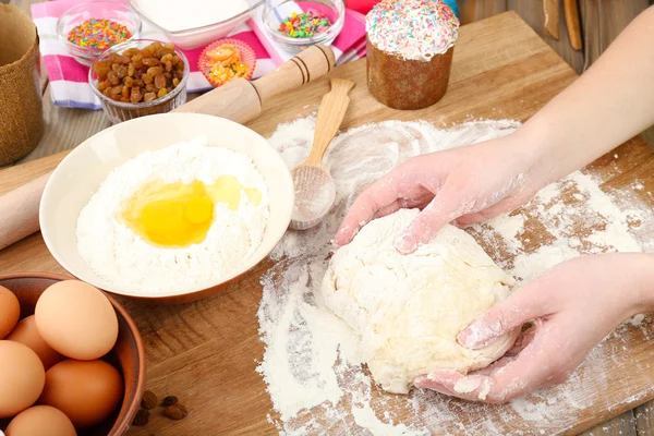 Pasen taart voorbereiding in keuken — Stockfoto
