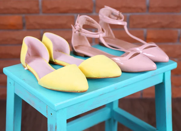 Schoen plank met vrouwen schoenen — Stockfoto