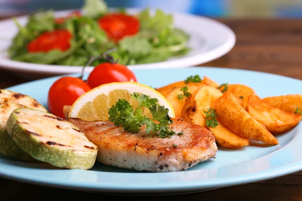 Gegrilde biefstuk, gegrilde groenten en verse groene salade op tafel, op lichte achtergrond — Stockfoto