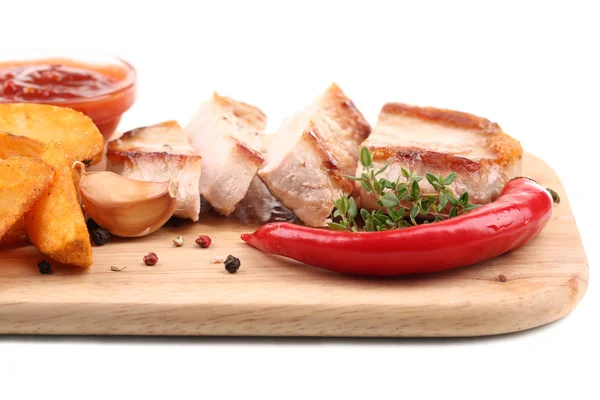 Filete a la parrilla con trozos de patata frita y verduras a la parrilla sobre tabla de madera, aislado en blanco —  Fotos de Stock