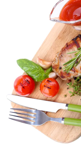 Gegrilltes Steak mit Gewürzen, Kräutern und Gemüse auf Holzbrett, isoliert auf weiß — Stockfoto