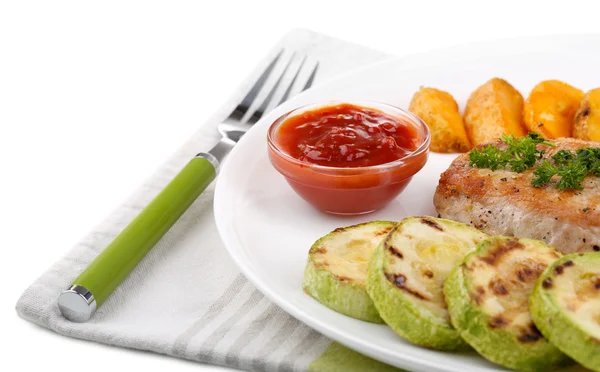 Filete a la parrilla y verduras a la parrilla en el plato, aislado en blanco — Foto de Stock