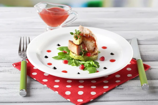 Bife grelhado, legumes grelhados e rúcula na mesa, sobre fundo brilhante — Fotografia de Stock