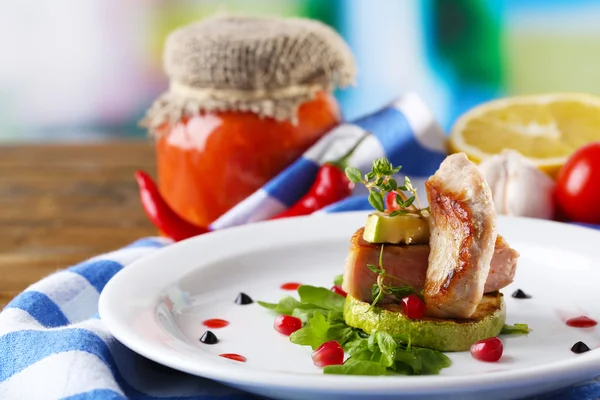 Bistecca alla griglia, verdure alla griglia e rucola sul tavolo, su sfondo brillante — Foto Stock