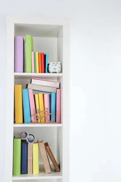 Livros em prateleiras brancas no quarto — Fotografia de Stock