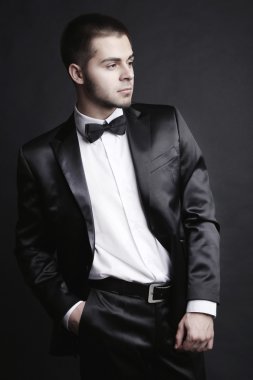 yakışıklı genç gri tonlarında